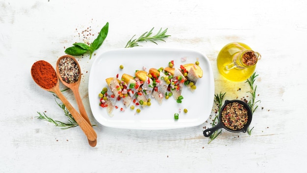 Kreatywne danie na drewnianym stole